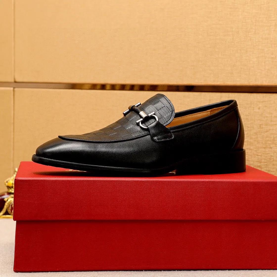 Men's shoes 💰460 💐 Product trademark: Ferragamo "Ferragamo" casual leather shoes Regular size: 38-44 (custom-made for 45🉑️) Product materials: Selected imported first-layer calfskin embossed upper + original hardware buckle, imported water-dyed cowhide leather lining. Strong three-dimensional visual effect, combined outsole Color: 1⃣️color optional